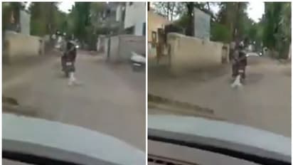 ഓടുന്ന ബൈക്കിന്റെ പിന്നില് കെട്ടി നായയെ വലിച്ചിഴച്ചു; മനസ് തകര്ക്കുന്ന വീഡിയോ