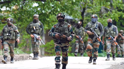 കശ്മീരില് വീണ്ടും ഏറ്റുമുട്ടല്; മൂന്ന് ഭീകരരെ സൈന്യം വധിച്ചു