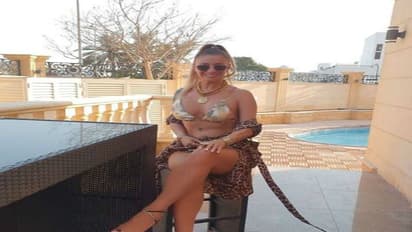 শরীরের ভাঁজে ভাঁজে যৌনতার হাতছানি, এমন ফুটবল এজেন্ট দেখেছেন কোনও দিন