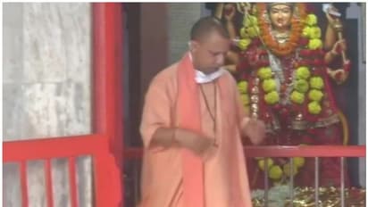 ലോക്ക് ഡൗൺ ഇളവുകൾ; ഗോരഖ്നാഥ് ക്ഷേത്രത്തിൽ പ്രാർത്ഥന നടത്തി യോഗി ആദിത്യനാഥ്