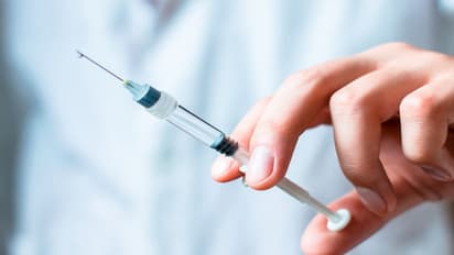 அடப்பாவி... மது வாங்கி ஊசி மூலம் உடலில் செலுத்திய வாலிபர்... பிறகு நடந்தது என்ன?