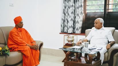 ಸಿಎಂ ಕಾವೇರಿ ನಿವಾಸಕ್ಕೆ ಶ್ರೀ ಸಿದ್ಧಲಿಂಗಸ್ವಾಮಿ, ಕರುವಿನ ಮೈದಡವಿದ ಶ್ರೀಗಳು!