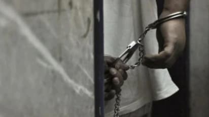 తన మీదనే మూత్ర విసర్జన చేసుకున్న ఆ దేశాధ్యక్షుడు!.. వీడియో వైరల్ అభియోగంపై ఆరుగురు జర్నలిస్టుల అరెస్టు