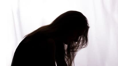 ಪೋರ್ನ್‌ ವಿಡಿಯೋ ತೋರಿಸಿ ಹಾಗೆ ಸೆಕ್ಸ್ ಮಾಡಲು ಪಟ್ಟು ಹಿಡಿದ ಪತಿರಾಯ!