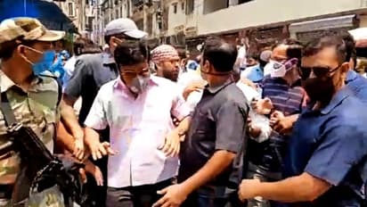 লেকটাউনে আক্রান্ত বিজেপি নেতা সব্যসাচী, ভিআইপি রোডে টায়ার জ্বালিয়ে চলল অবরোধ, দেখুন