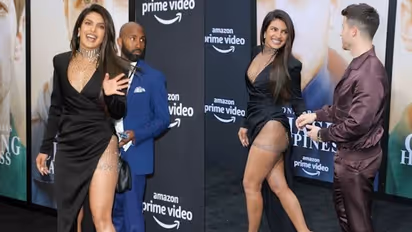 বিমানবন্দরে প্রিনিক, পাপারাৎজির ক্যামেরায় ধরা পড়ল নিকের ফোনের সিক্রেট