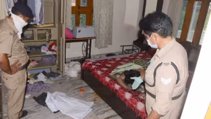 लॉकडाउन में उजड़ा परिवार, पति ने नींद में ही बीवी और बेटे को उतारा मौत के घाट, सामने आई ये वजह