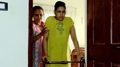 മകളുടെ ജീവന് കാവലിരിക്കുന്ന ഒരമ്മ; നന്മ വറ്റാത്ത മനസുകള്‍ കൈ തരുമെന്ന പ്രതീക്ഷ മാത്രം...