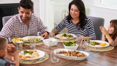 खाना खाने के बाद भूलकर भी न करें ये 5 खतरनाक काम