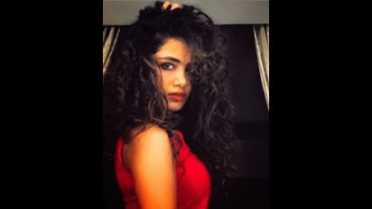 உருகுதே... மருகுதே... உன்ன பார்த்ததால! குட்டை உடையில் கொஞ்சல்ஸ்..  குழந்தையாகவே மாறிய அனுபமா பரமேஸ்வரன்!