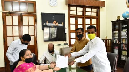 ಹೆಚ್ಚಾದ ದೇಹ ತಾಪಮಾನ; ಸ್ವತಂತ್ರ ಅಭ್ಯರ್ಥಿ ನಾಮಪತ್ರ ಸಲ್ಲಿಕೆಗೆ ಅವಕಾಶ ನೀಡದ ಸಿಬ್ಬಂದಿ!