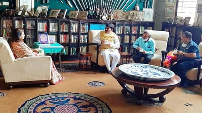 ರಾಜಮಾತೆ ಪ್ರಮೋದಾದೇವಿ ಒಡೆಯರ್ ಭೇಟಿಯಾದ ಮಾಜಿ ಸಚಿವ