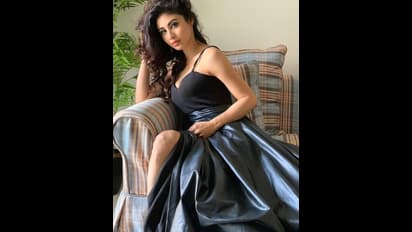 ফিগার থেকে লুক, একাধিকবার ট্রোলের শিকার পার্ফেক্ট ফ্রেমে হট বিকিনি লুকে মৌনির