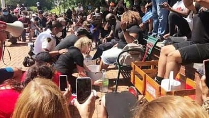 जानें क्यों अमेरिका में पुलिस धो रही है अश्वेतों के पैर