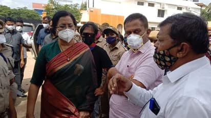 ಗಾರ್ಮೆಂಟ್ ನೌಕರರ ಪ್ರತಿಭಟನಾ ಸ್ಥಳಕ್ಕೆ ಸಂಸದೆ ಸುಮಲತಾ ಭೇಟಿ