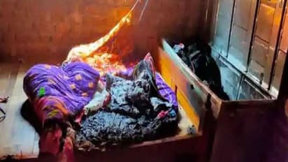 বাড়িতেই অগ্নিদগ্ধ হয়ে মৃত্যু মা ও ৩ সন্তাদের , ২ শিশুর ঝলসানো শরীর মিলল বাক্সবন্দি অবস্থায়