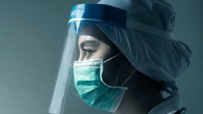 করোনা সংক্রমণ এড়াতে কোনটা উপযুক্ত, মাস্ক না ফেস সিল্ড