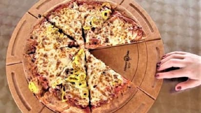 കൊറോണക്കാലത്ത് പിസ സ്ലൈസ് പങ്കുവയ്ക്കാന്‍ ഇതാ ഒരു കിടിലന്‍ പാത്രം!