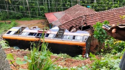 ಮನೆಯ ಮೇಲೆ ಉರುಳಿ ಬಿದ್ದ ಕೆಎಸ್‌ಆರ್‌ಟಿಸಿ ಬಸ್, ಇಲ್ಲಿವೆ ಫೋಟೋಸ್