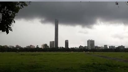 নিম্নচাপের জের, কলকাতা সহ গাঙ্গেয় পশ্চিমবঙ্গের জেলাগুলিতে হালকা বৃষ্টির পূর্বাভাস