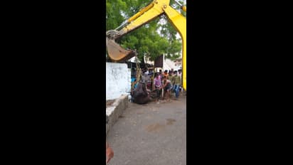 ಗಂಗಾವತಿ: ಚರಂಡಿಯಲ್ಲಿ ಸಿಕ್ಕಿಹಾಕಿಕೊಂಡಿದ್ದ ಎಮ್ಮೆ ರಕ್ಷಣೆ