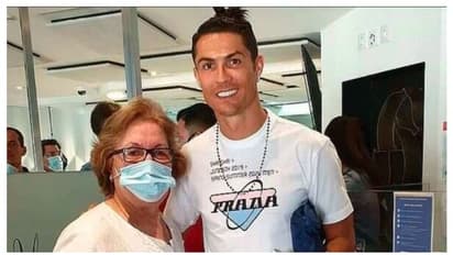 সামাজিক দূরত্বের নিয়ম ভেঙে বিতর্কে জড়ালেন ক্রিশ্চিয়ানো রোনাল্ডো