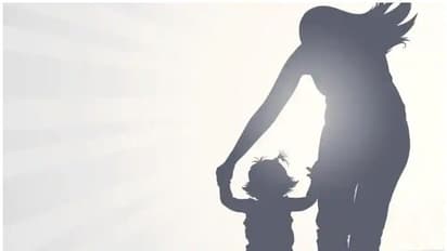 విషాదం : తొమ్మిదినెలల చిన్నారిని నడుముకు కట్టుకుని బావిలో దూకిన తల్లి... !!