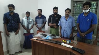 ആറംഗ നായാട്ട് സംഘം പിടിയിൽ; പറക്കും അണ്ണാന്റെ ജഡവും നാടൻ തോക്കും പിടിച്ചെടുത്തു