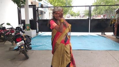 ಗಂಗಾವತಿ: ಟಿಕ್‌ಟಾಕ್‌ನಲ್ಲಿ ಗಂಗಮ್ಮಳದ್ದೇ ಹವಾ, ಅಜ್ಜಿ ಡ್ಯಾನ್ಸ್‌ಗೆ ಯುವಕರು ಫಿದಾ..!