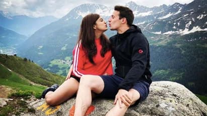 Singer Monali Thakur reveals she’s married; this is how Maik Richte proposed to her