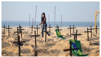 মৃত্যু মিছিলেও ভ্রুক্ষেপ নেই প্রেসিডেন্ট বলসোনারোর, সৈকতে কবর খুঁড়ে প্রতিবাদে দেশবাসী