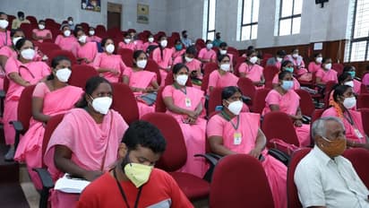 ASHA Workers :  ലോകാരോഗ്യ സംഘടനയുടെ പുരസ്കാരം; എന്നിട്ടും  ആശാവർക്കർമാർ ദുരിതത്തിൽ, വേതന കുടിശ്ശിക