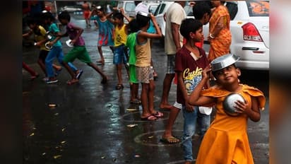 বর্ষা ঢুকল বাংলায়, খুশিতে মাতল শহরের ক্ষুদেরা