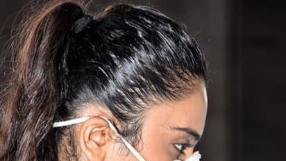 ರಕ್ಷಣೆ ಅಂದ್ರೆ ಇದಪ್ಪಾ; ಕ್ಯಾಮೆರಾಗಳಿಗೆ ಅಂಜದೆ ಪಿಪಿ ಕಿಟ್‌ ಧರಿಸಿ ಬಂದ ನಟಿ!