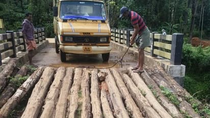 മരത്തടിയില് തീര്ത്ത 'റോഡിലൂടെ' പാലം കടന്ന് കമ്പമല, കൈതക്കൊല്ലി നിവാസികള്