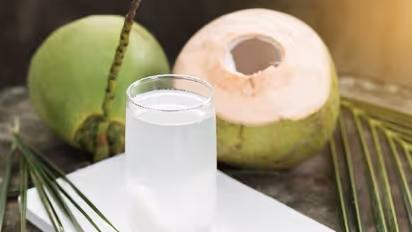 தினமும் இளநீர் குடிக்கிறது ரொம்ப தப்பு.. நிபுணர்கள் ஏன் எச்சரிக்கிறார்கள்? 