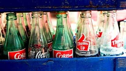 అవుటర్ పై థమ్స్అప్ లారీ బోల్తా.. ఎగబడ్డ జనం..  నిమిషాల్లో సీసాలు మాయం.. 