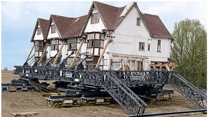 ഉപേക്ഷിക്കാൻ മടി, പുതിയ സ്ഥലത്തേക്ക് പ്രിയപ്പെട്ട വീടും കൂടെക്കൊണ്ടുപോയ ദമ്പതികൾ