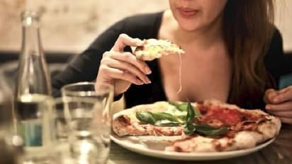 അമിത വണ്ണം കുറയ്ക്കാൻ ആഗ്രഹിക്കുന്നുണ്ടോ? ഈ ഭക്ഷണങ്ങൾ രാത്രി ഒഴിവാക്കിക്കോളൂ...