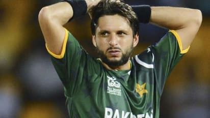 'ব্যাট-বল কিছুই পারে না', নিজের দেশেই চরম অপমানের শিকার শাহিদ আফ্রিদি