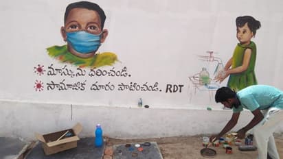 ടിവിയോ ഇന്റര്നെറ്റോ ഇല്ലാത്തവര്ക്കായി കൊവിഡ് പ്രതിരോധ മാര്ഗങ്ങള് തെരുവില് വരച്ച് ചിത്രകാരന്