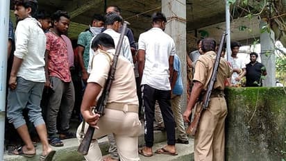 পারিবারিক অশান্তিতে 'খুন', বাড়ি থেকে উদ্ধার গৃহবধূ ও শিশুকন্যার রক্তাক্ত দেহ