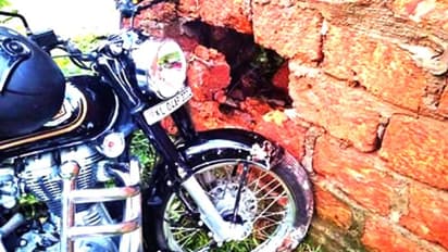 പൊലീസിനെ കണ്ട് ബൈക്കില്‍ ചീറിപ്പാഞ്ഞു; നിയന്ത്രണം വിട്ട ബൈക്ക് മതിലിടിച്ച് യുവാക്കള്‍ക്ക് പരിക്ക്