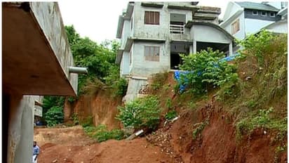 ഏതുനിമിഷവും പൊളിഞ്ഞ് വീഴാം; തളിപ്പറമ്പില് ജീവന് ഭീഷണിയായി സ്വകാര്യ വില്ല