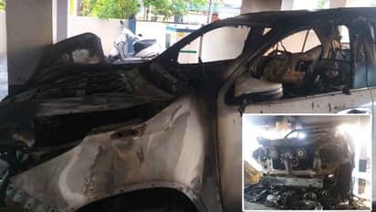 పెద్ద శబ్దం, తీవ్ర భయాందోళనలు: పార్కింగ్ కారులో మంటలు