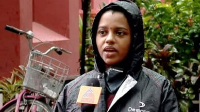 സ്കൂളിലേക്ക് ജീന ടീച്ചർ എത്തുന്നത് പത്ത് കിലോമീറ്റർ സൈക്കിൾ ചവിട്ടി; പഠിച്ചത് ലോക്ക് ഡൗൺ കാലത്ത്