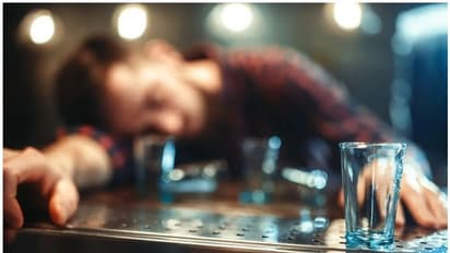 സുഹൃത്തുക്കൾക്കൊപ്പം മദ്യപിക്കുന്നതിനിടെ പൊലീസുകാരന്റെ മരണം; ദുരൂഹതയേറുന്നു