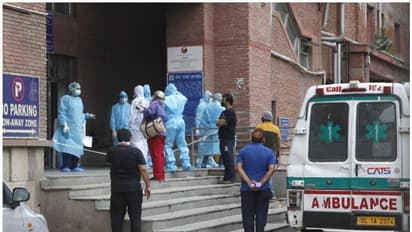 കൊവിഡ് ബാധിതയായ മലയാളി സ്ത്രീ ചികിത്സ കിട്ടാതെ ദില്ലിയിലെ ആശുപത്രി വരാന്തയിൽ