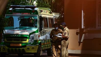 ആംബുലന്‍സില്‍ പ്രിയനായകന്‍റെ ചേതനയറ്റ ശരീരം; അവസാന നോക്കുകാണാന്‍ ആരാധകര്‍: ചിത്രങ്ങള്‍ കാണാം