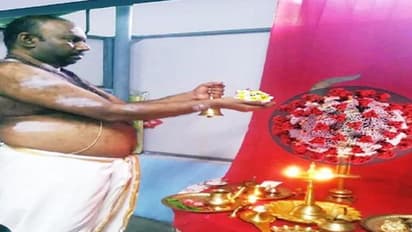 కేరళలో కరోనా దేవికి ఓ వ్యక్తి నిత్య పూజలు: వాళ్లని ఏం చేయొద్దంటూ ప్రార్ధన